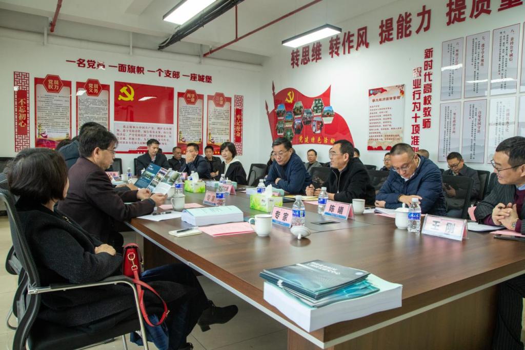 刘立新副书记向科技厅专家组介绍BIM平台申报工作