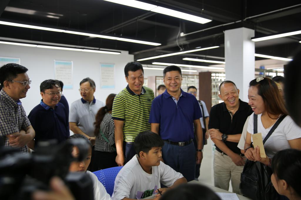市委副书记虞平(中)一行在康养学院图书馆向学生了解情况
